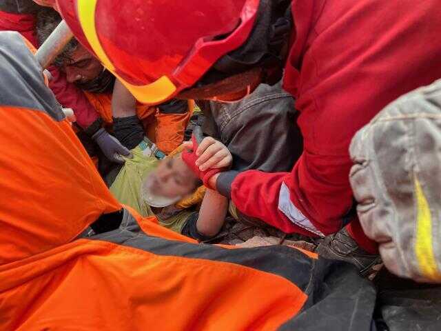 Son Dakika: Antakya'da depremin 182'nci saatinde 13 yaşındaki Kaan enkazdan sağ çıkarıldı