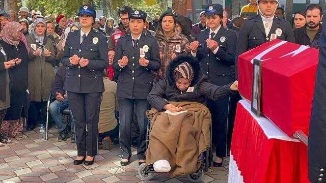 Depremde polis eşini ve 3 çocuğunu kaybeden kadının en zor görevi! Cenazeye tekerlekli sandalye ile katılabildi