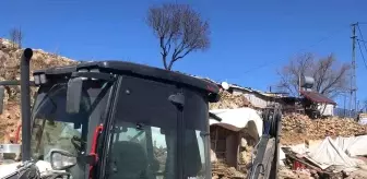 Enkazdan çıkardığı 100 bin TL'lik altın ve parayı sahibine teslim etti