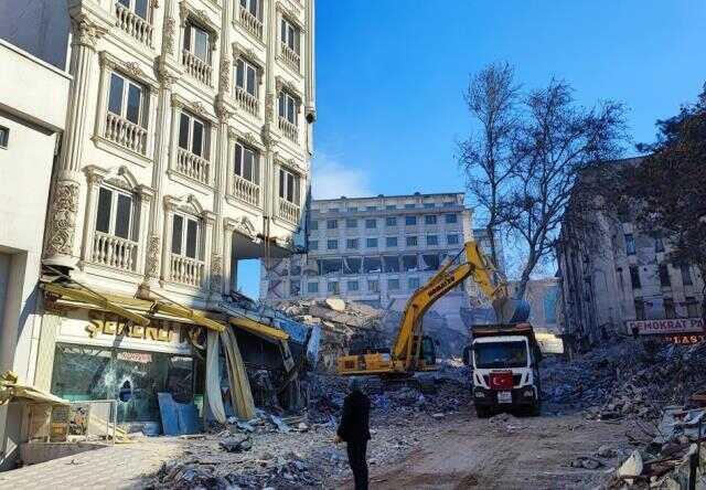 Depremde yıkılan binanın kolonları tabela için tahrip edilmiş