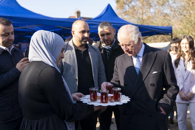 İngiltere Kralı Charles, Londra'da depremzedelere yardım çalışması yapan gönüllüleri ziyaret etti