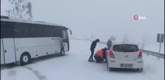 Artvin'de heyelan nedeniyle Artvin-Şavşat karayolu ulaşıma kapandı