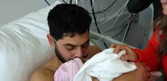 Deprem gecesi baba olmuş... 261 saat sonra kurtarılan Mustafa Avcı, eşi ve bebeğiyle buluştu