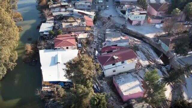 Hatay'da fay hattının geçtiği köy ikiye bölündü, evler yerin dibine 3 metre düştü