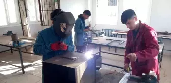Okul atölyesinde depremzedeler için soba üretiyorlar
