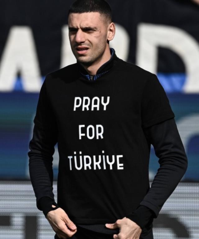 Kalpleri fethetti! Milli futbolcumuz Merih, sahaya çıktığı tişörtle mesaj verdi