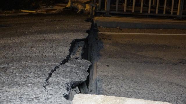 6.4'lük depremin ardından Hatay'ın Defne ilçesinde yol ikiye ayrıldı