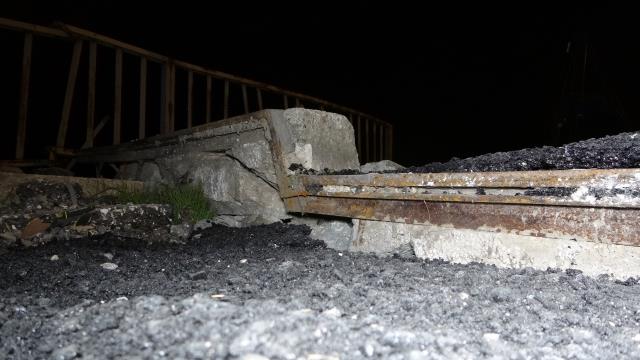 6.4'lük depremin ardından Hatay'ın Defne ilçesinde yol ikiye ayrıldı