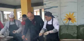 Afyonkarahisar'da sucuk mangalları depremzedeler için yandı