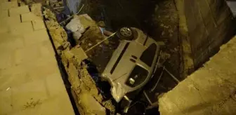 İzmir'de hafif ticari araç dereye uçtu, 2 kişi hafif yaralandı