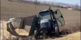 Kamyon traktöre çarptı, bir römork arpa yola saçıldı