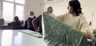 Silopi'de kadınlar depremzedeler için kıyafet dikiyor