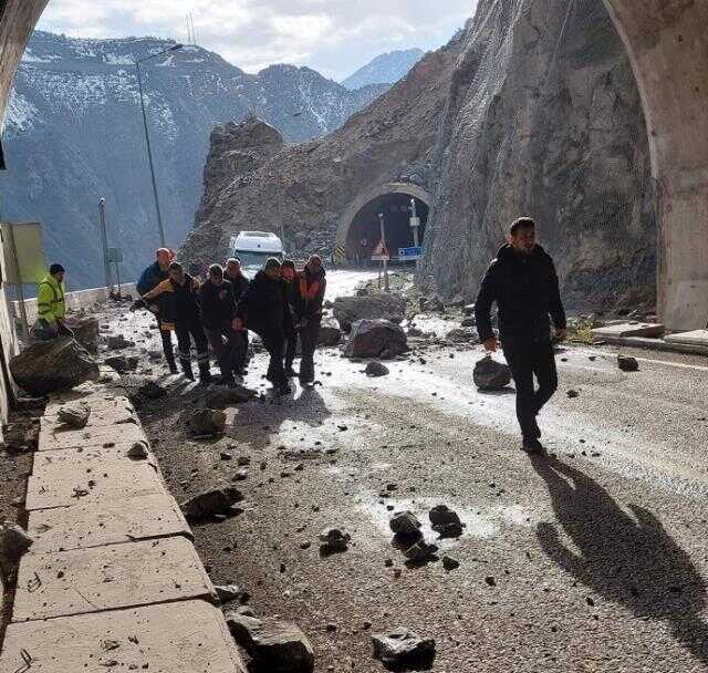 Heyelan anına ait görüntüler ortaya çıktı! Dev kayalar, servis aracına böyle isabet etmiş