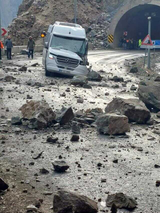 Heyelan anına ait görüntüler ortaya çıktı! Dev kayalar, servis aracına böyle isabet etmiş