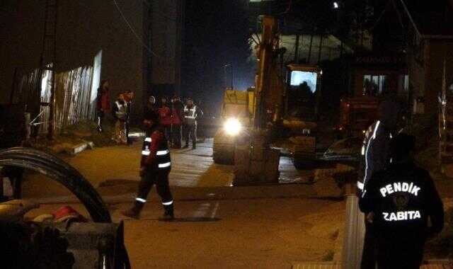 Olası deprem haberleriyle gündeme gelen İstanbul'da yoldaki çökme nedeniyle iki bina boşaltıldı Olası deprem haberleriyle gündeme gelen İstanbul'da yoldaki çökme nedeniyle iki bina boşaltıldı