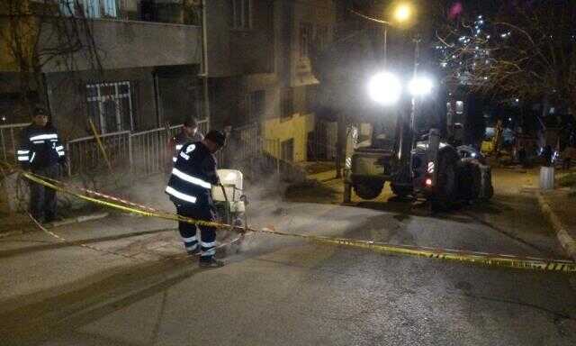 Olası deprem haberleriyle gündeme gelen İstanbul'da yoldaki çökme nedeniyle iki bina boşaltıldı Olası deprem haberleriyle gündeme gelen İstanbul'da yoldaki çökme nedeniyle iki bina boşaltıldı