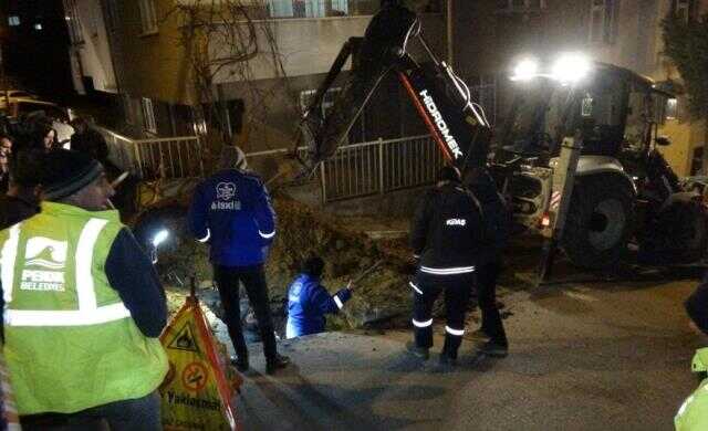Olası deprem haberleriyle gündeme gelen İstanbul'da yoldaki çökme nedeniyle iki bina boşaltıldı Olası deprem haberleriyle gündeme gelen İstanbul'da yoldaki çökme nedeniyle iki bina boşaltıldı