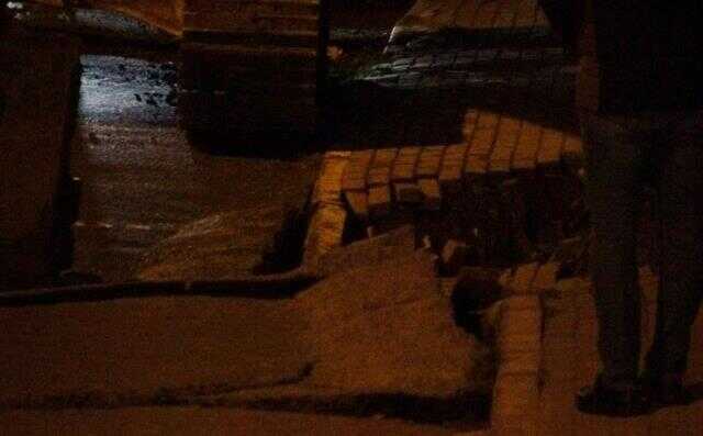 Olası deprem haberleriyle gündeme gelen İstanbul'da yoldaki çökme nedeniyle iki bina boşaltıldı Olası deprem haberleriyle gündeme gelen İstanbul'da yoldaki çökme nedeniyle iki bina boşaltıldı