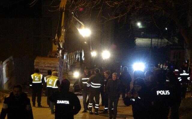 Olası deprem haberleriyle gündeme gelen İstanbul'da yoldaki çökme nedeniyle iki bina boşaltıldı Olası deprem haberleriyle gündeme gelen İstanbul'da yoldaki çökme nedeniyle iki bina boşaltıldı