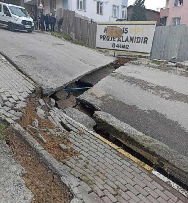 Olası deprem haberleriyle gündeme gelen İstanbul'da yoldaki çökme nedeniyle iki bina boşaltıldı Olası deprem haberleriyle gündeme gelen İstanbul'da yoldaki çökme nedeniyle iki bina boşaltıldı