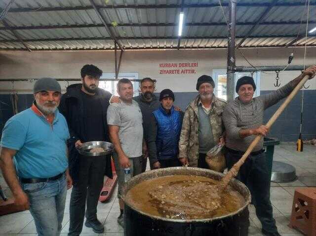 Samandağ'da gurbetçiler, depremzedelere 'hirisi' dağıttı Samandağ'da gurbetçiler, depremzedelere 'hirisi' dağıttı