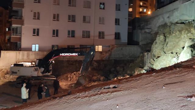 İnşaat kazısında 2 apartmanın istinat duvarı çöktü; 34 daire tahliye edildi