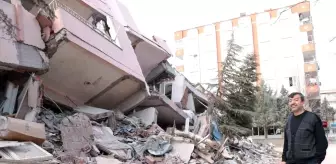 Depremde yıkılan evinin başında nöbet tutuyor