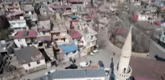 Depremde hasar gören cami minaresi tehlike oluşturuyor