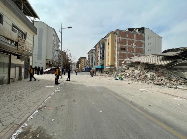Son dakika! Yeşilyurt Belediye Başkanı'ndan 5.6'lık depremle ilgili açıklama: Baba ve kızı enkaz altında kaldı