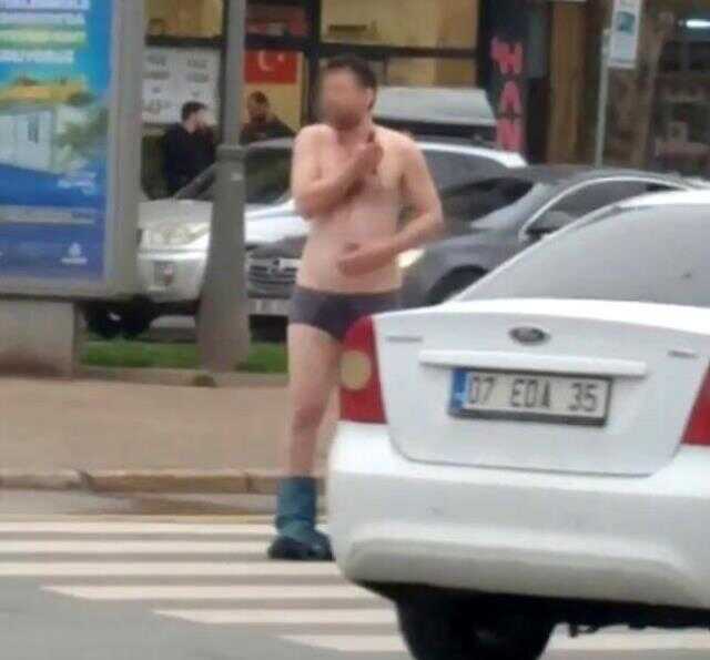 Elinde bıçakla yarı çıplak caddeye çıktı, kimse ne olduğunu anlayamadı Elinde bıçakla yarı çıplak caddeye çıktı, kimse ne olduğunu anlayamadı