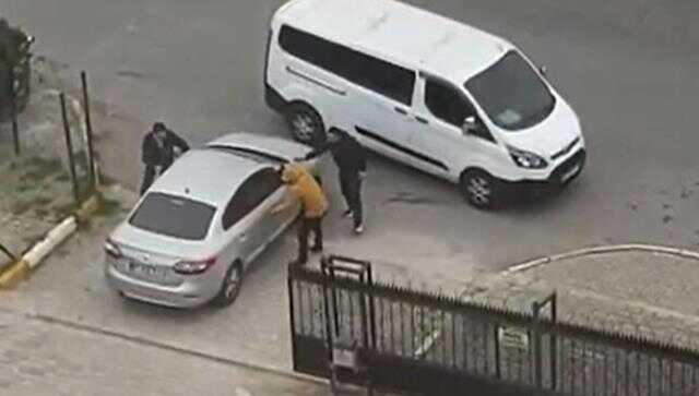 Film sahnelerini aratmıyor! Otomobilin önünü kesip sürücüyü kaçırdılar Film sahnelerini aratmıyor! Otomobilin önünü kesip sürücüyü kaçırdılar