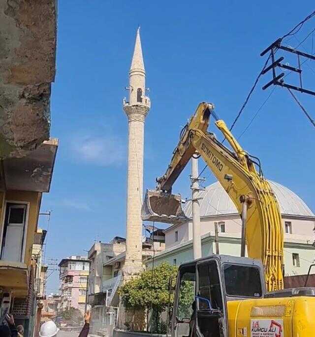 Kontrollü minare yıkımında düşen parçalar işçinin üzerine düştü Kontrollü minare yıkımında düşen parçalar işçinin üzerine düştü