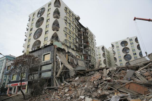 Son Dakika: Depremlerde hayatını kaybedenlerin sayısı 46 bin 104'e yükseldi