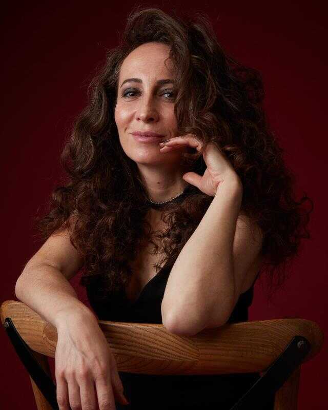 Yalı Çapkını dizisinin Esme'si Sezin Bozacı, pozlarıyla dikkat çekti