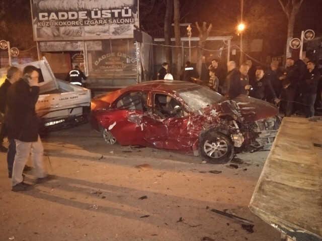 16 yaşındaki sürücü, park halindeki iki araca çarptı: 1 ölü, 4 yaralı