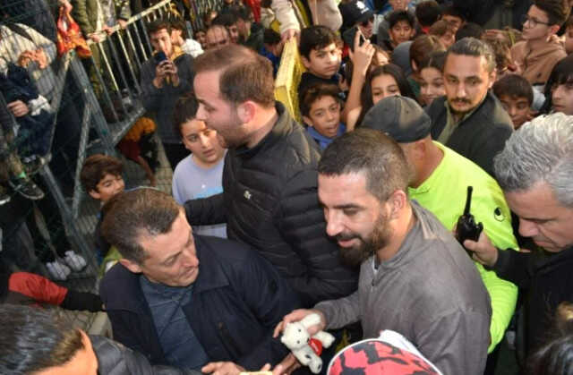 Arda Turan, depremzedeler için sahaya çıktı! Maç sonu stadyumdan korumaları eşliğinde ayrılabildi