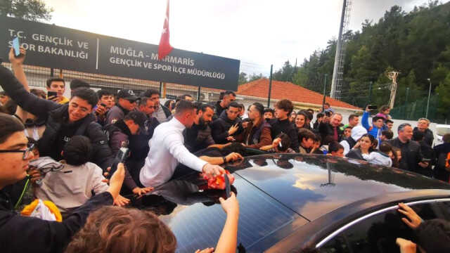 Arda Turan, depremzedeler için sahaya çıktı! Maç sonu stadyumdan korumaları eşliğinde ayrılabildi