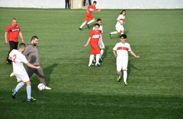 Arda Turan, depremzedeler için sahaya çıktı! Maç sonu stadyumdan korumaları eşliğinde ayrılabildi