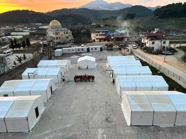 Deprem sonrası yardıma koşan İspanyol ekibini Türkler unutmadı: Çiçeklerle karşıladılar Deprem sonrası yardıma koşan İspanyol ekibini Türkler unutmadı: Çiçeklerle karşıladılar