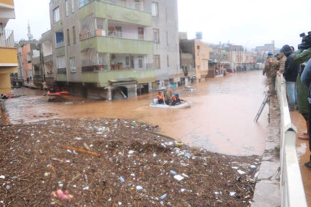Sel felaketinde evlerinde mahsur kalan vatandaşlar, botlarla kurtarıldı Sel felaketinde evlerinde mahsur kalan vatandaşlar, botlarla kurtarıldı