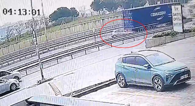 Beylikdüzü'nde 3 kişinin hayatını kaybettiği kazaya ait görüntüler ortaya çıktı Beylikdüzü'nde 3 kişinin hayatını kaybettiği kazaya ait görüntüler ortaya çıktı