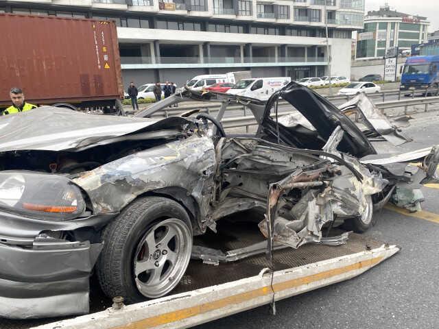 Beylikdüzü'nde 3 kişinin hayatını kaybettiği kazaya ait görüntüler ortaya çıktı Beylikdüzü'nde 3 kişinin hayatını kaybettiği kazaya ait görüntüler ortaya çıktı