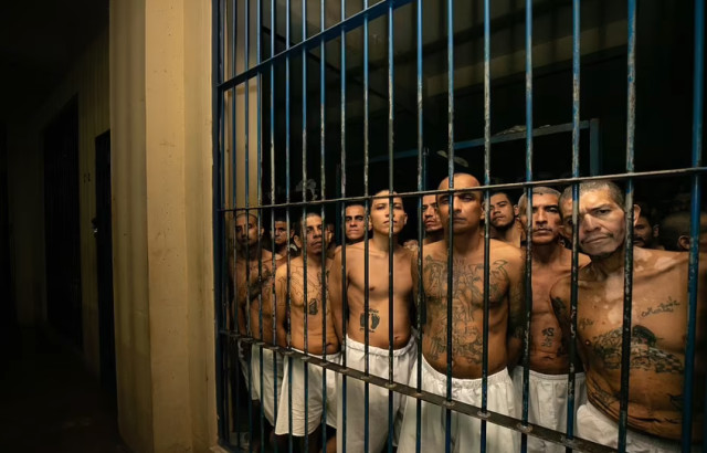 El Salvador'da Amerika kıtasının en büyük hapishanesine 2 bin çete üyesi daha nakledildi