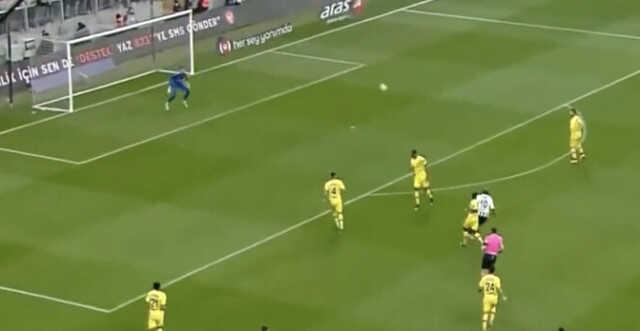 Ne yaptın sen öyle Aboubakar! Akılalmaz golüyle herkesi yerinden kaldırdı