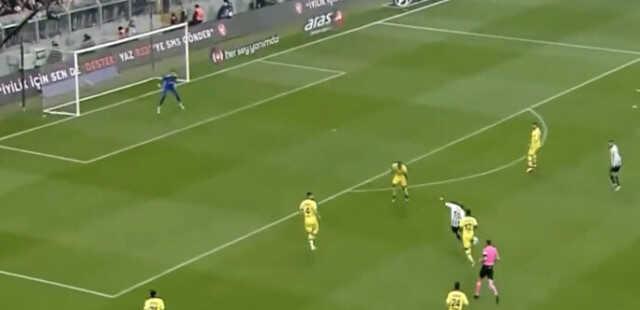 Ne yaptın sen öyle Aboubakar! Akılalmaz golüyle herkesi yerinden kaldırdı