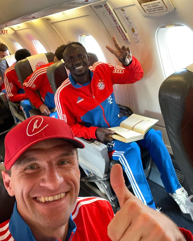 Bayern Münih'in yıldızı Mane, uçaktaki pozuyla Müslüman hayranlarını mest etti