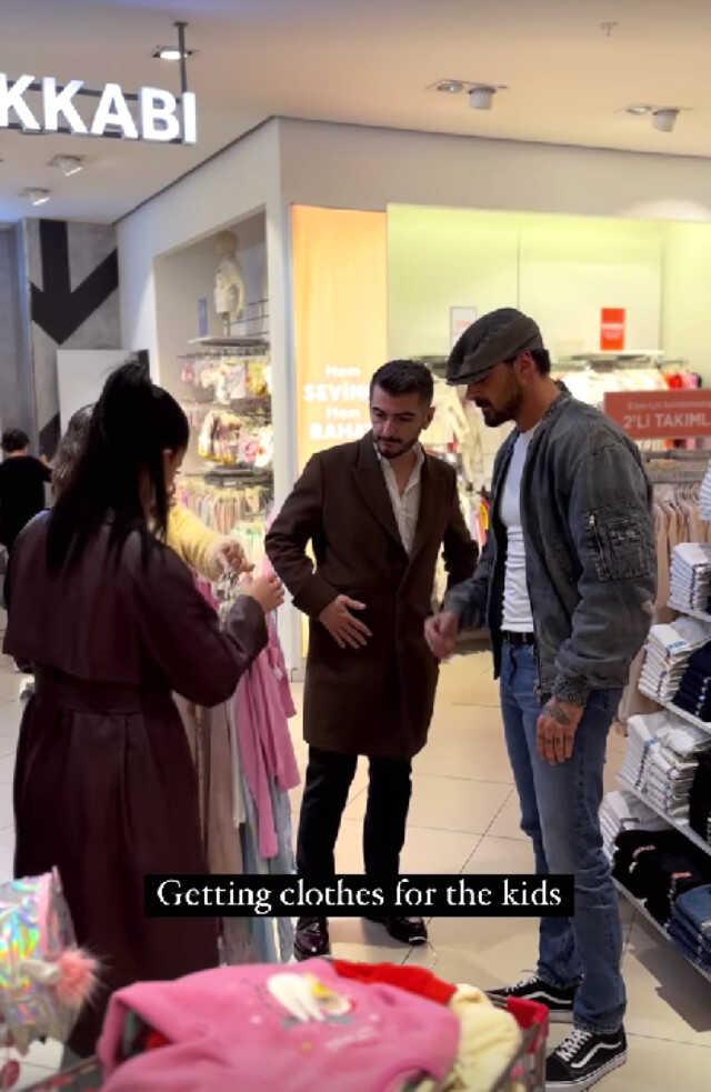 Hatay'a giden ünlü oyuncu Michele Morrone, depremzede çocuklar için alışverişe çıktı