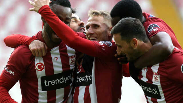 Sivasspor'dan rahat galibiyet! Ankaragücü ateşle oynuyor