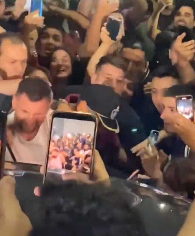 Restoranın etrafını kuşattılar! Lionel Messi, Arjantin'de canını zor kurtardı