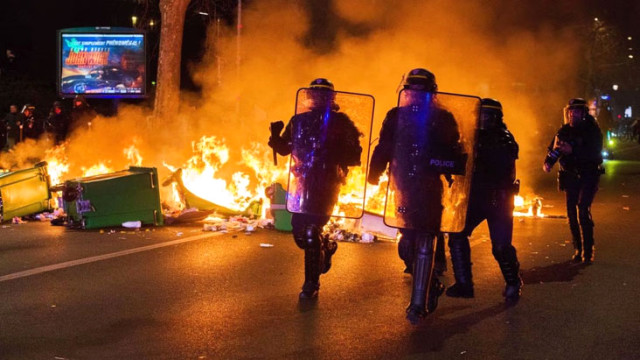 Fransa'daki protestolarda polisten göstericiye yumruk! Görüntü emniyeti harekete geçirdi